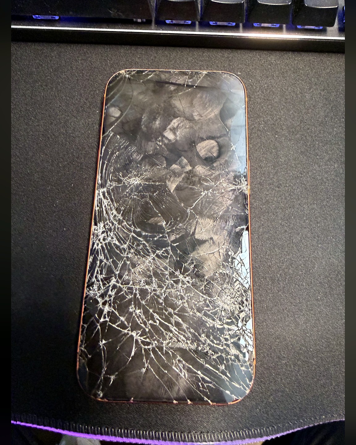 Qué revisamos cuando un teléfono llega con la pantalla destruida
