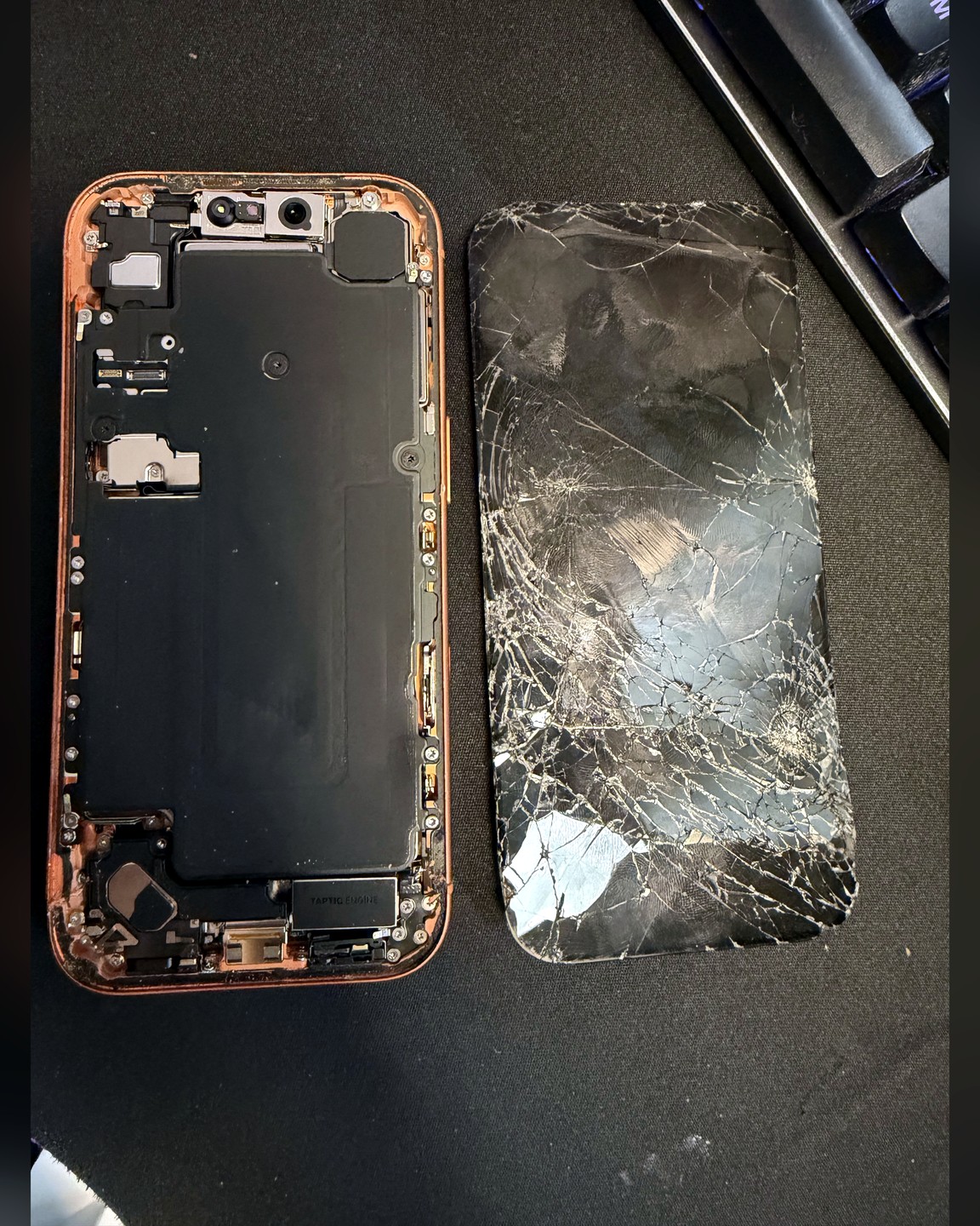 Qué revisamos cuando un teléfono llega con la pantalla destruida