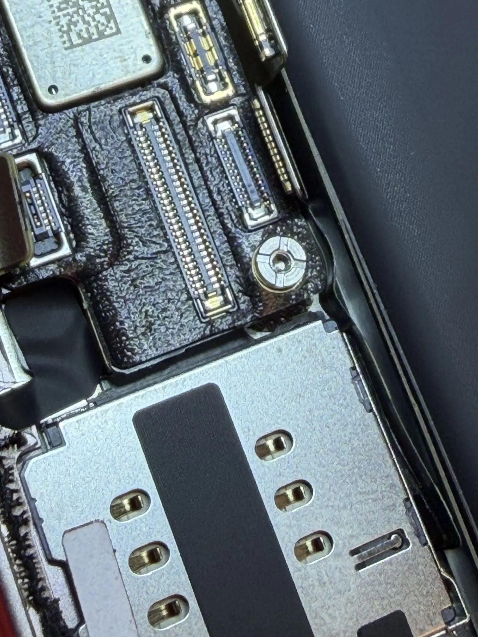 Trabajo de microsoldadura en la placa de un celular en el taller de Cellifix